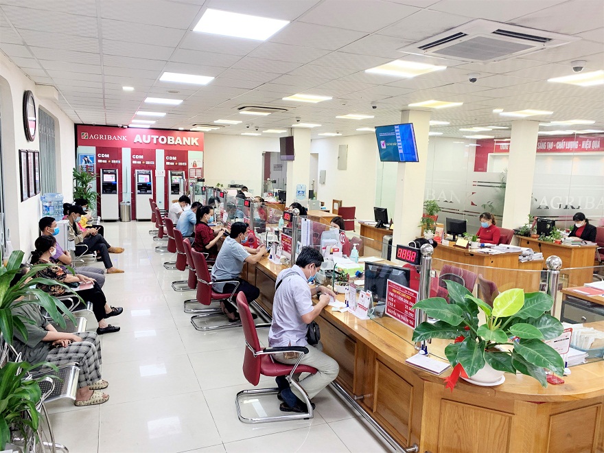 Agribank giảm tiếp 10% so với lãi suất cho vay đang áp dụng đối với dư nợ cho vay ngắn hạn có lãi suất từ 5%/năm trở lên và dư nợ cho vay trung, dài hạn có lãi suất từ 7%/năm trở lên