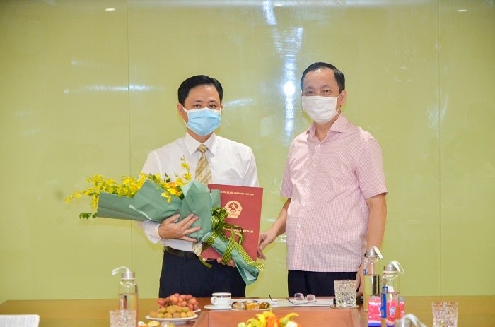 Phó Thống đốc thường trực NHNN Đào Minh Tú trao Quyết định bổ nhiệm cho đồng chí Nguyễn Xuân Hải