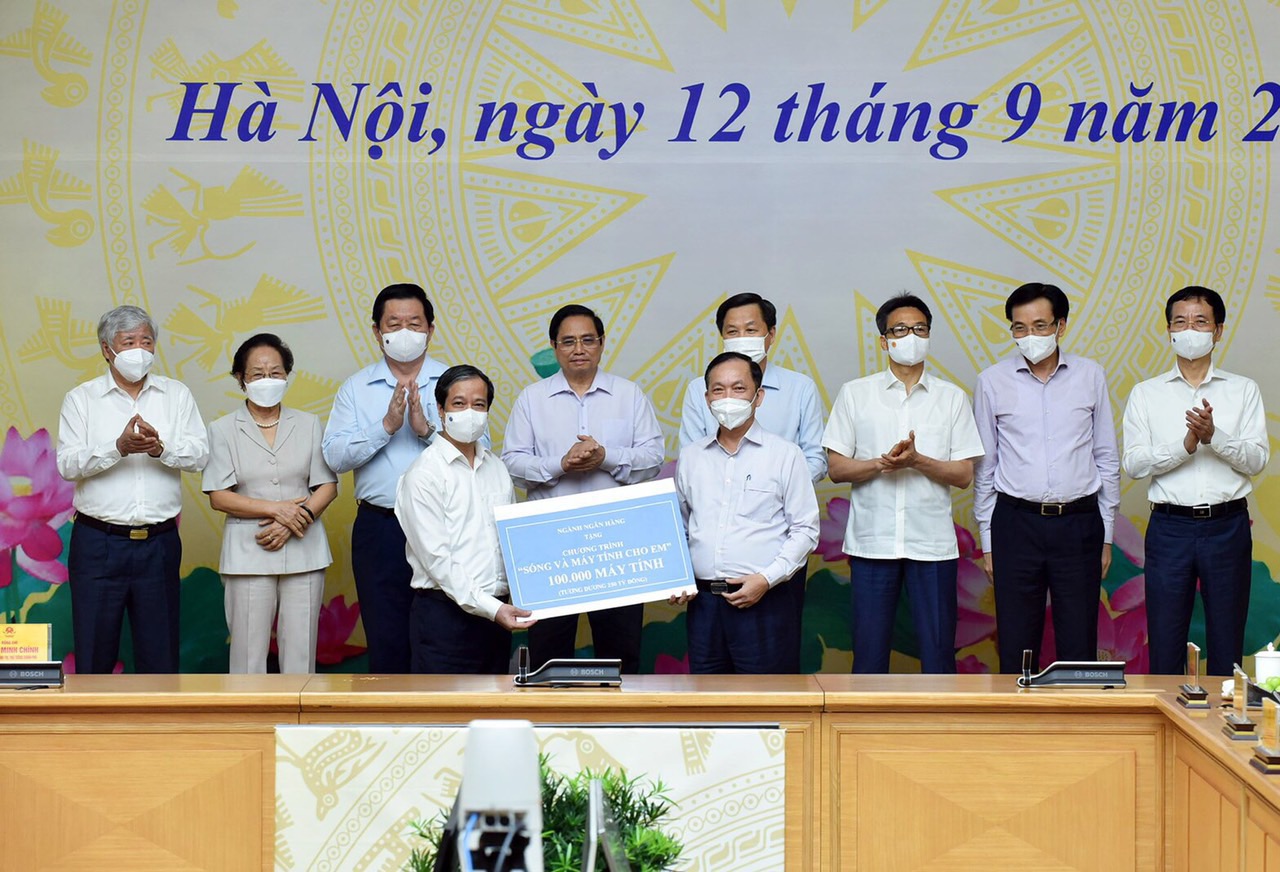 Phó Thống đốc NHNN Đào Minh Tú, đại diện Ngành  ngân hàng trao tặng  cho Chương trình Sóng và máy tính cho em
