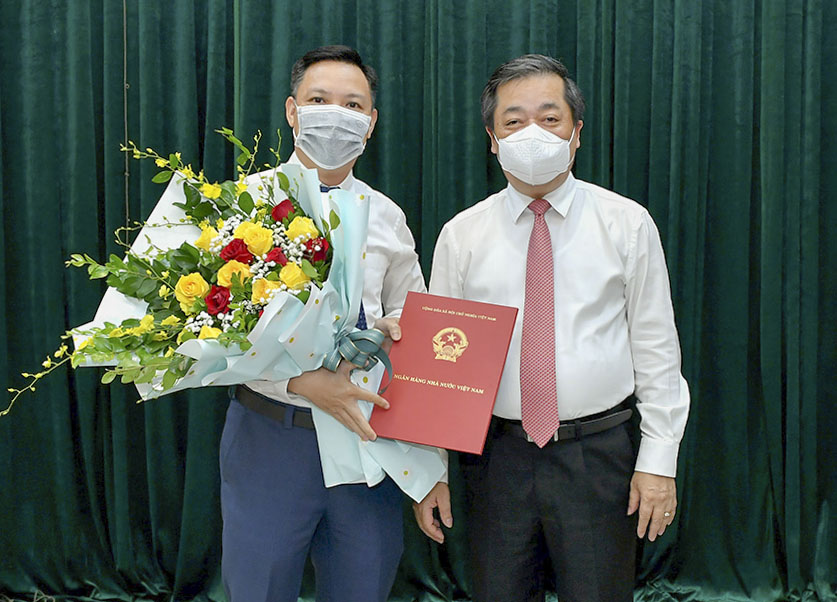 Phó Thống đốc Nguyễn Kim Anh trao Quyết định cho đồng chí Nguyễn Anh Tuấn
