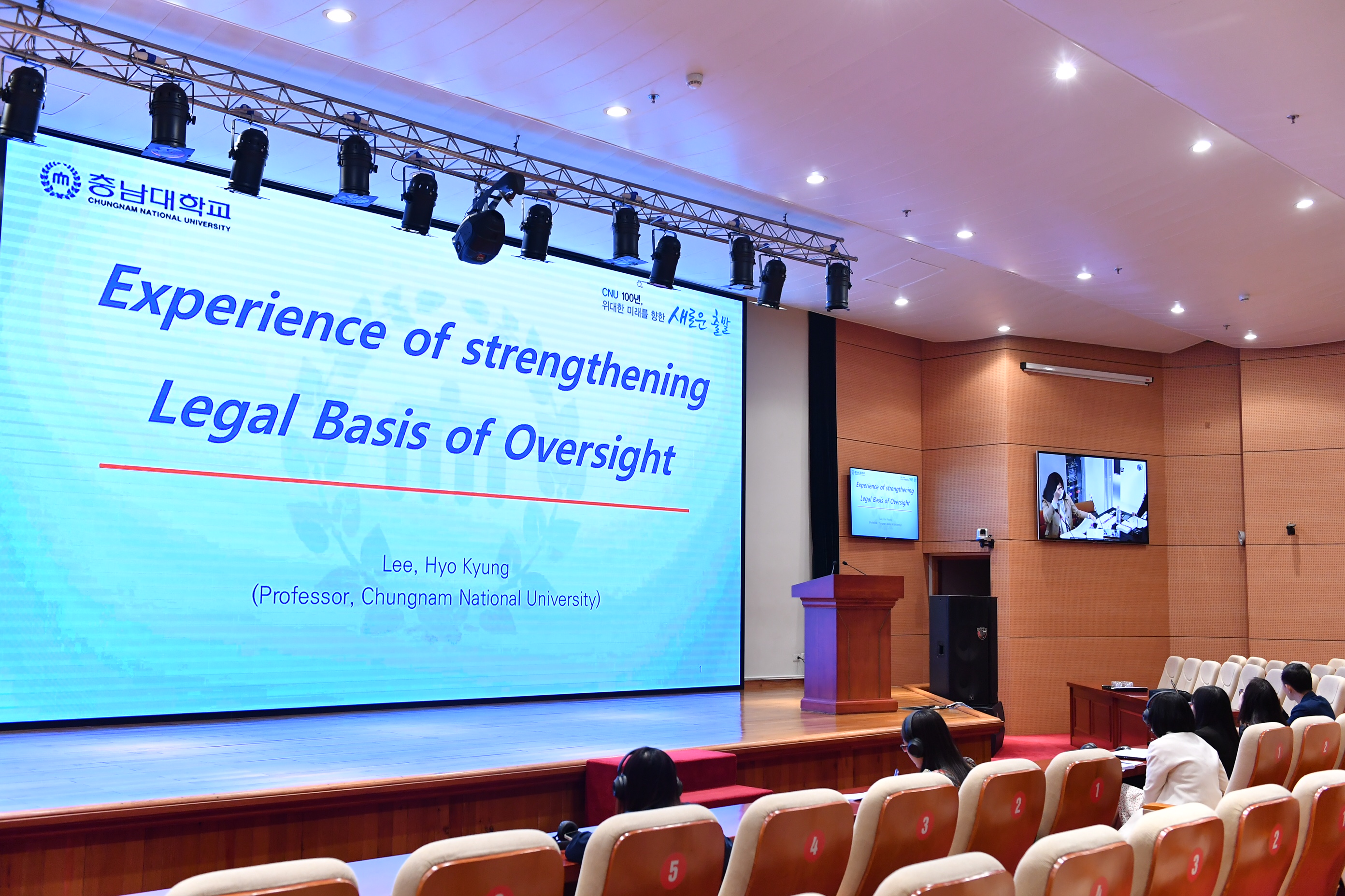 Quang cảnh buổi tọa đàm.