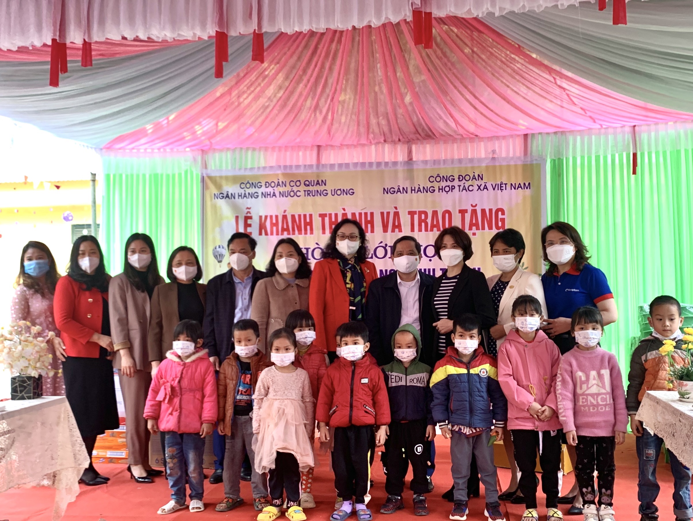 Đoàn công tác trao quà tại điểm trường mầm non khu Trệch