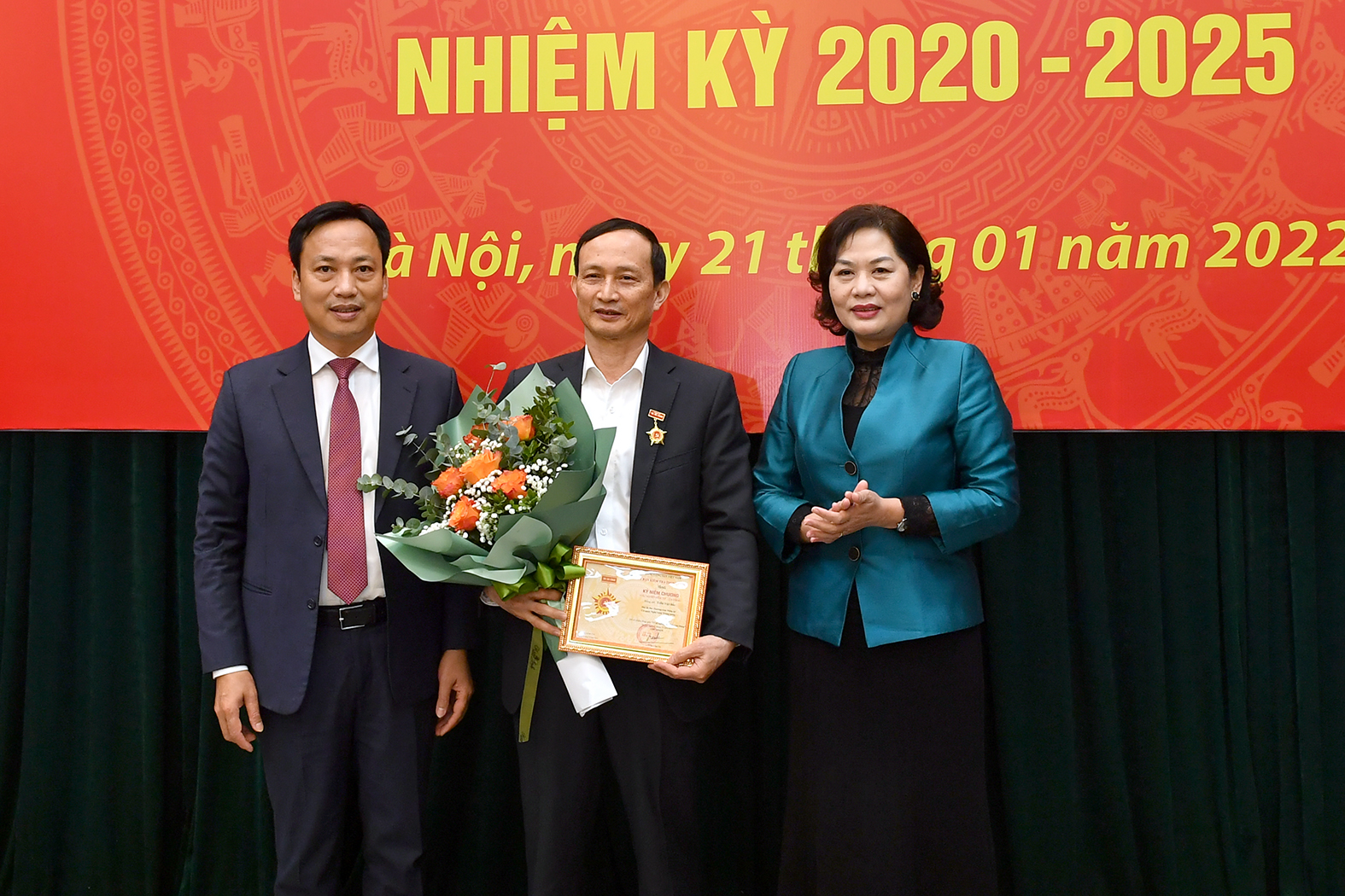 Đ/c Trần Việt Bắc – Phó Bí thư Thường trực Đảng ủy cơ quan NHTW đã vinh dự được trao tặng Kỷ niệm chương Vì sự nghiệp kiểm tra của Đảng
