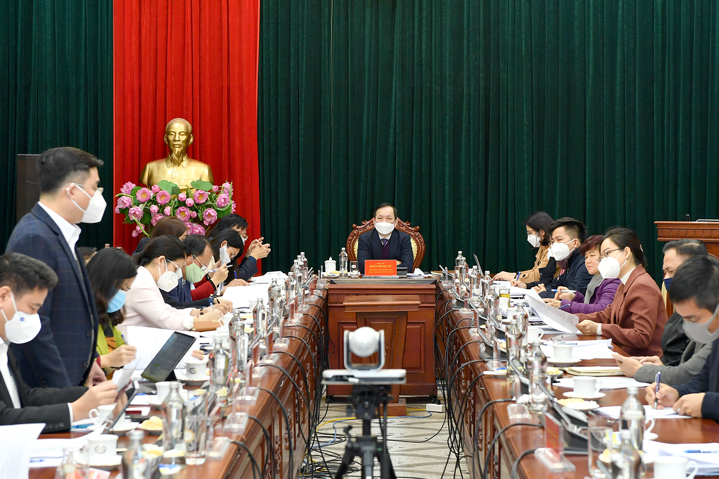 Phó Thống đốc Thường trực NHNN Đào Minh Tú chủ trì cuộc họp