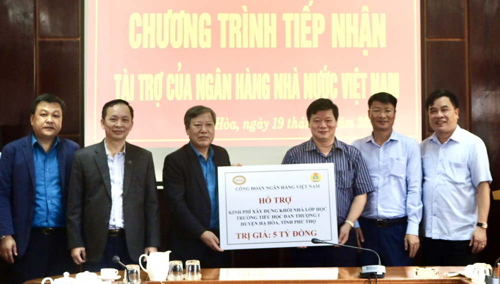 Lãnh đạo Công đoàn Ngân hàng Việt Nam trao biểu trưng 5 tỉ đồng hỗ trợ xây dựng Trường tiểu học Đan Thượng 1 cho lãnh đạo huyện Hạ Hòa.