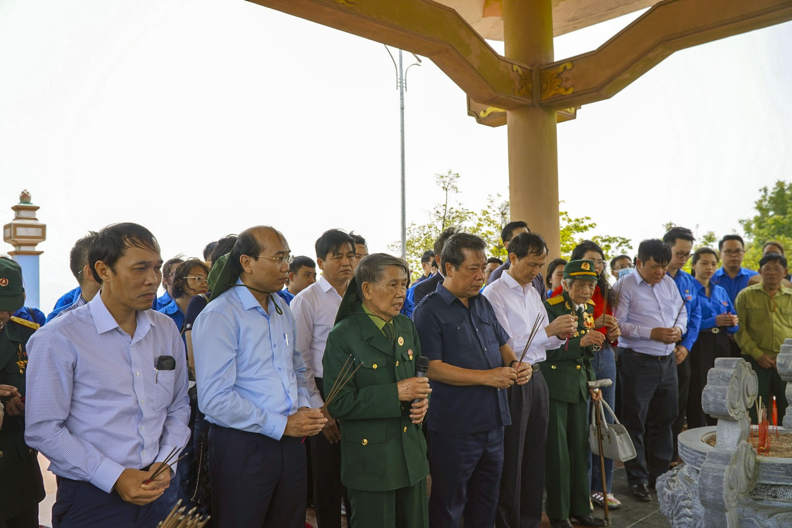 Đồng chí Nguyễn Kim Anh - Phó Thống đốc NHNN và các đại biểu thắp hương tưởng nhớ các anh hùng, liệt sĩ tại Khu di tích Cao điểm 689