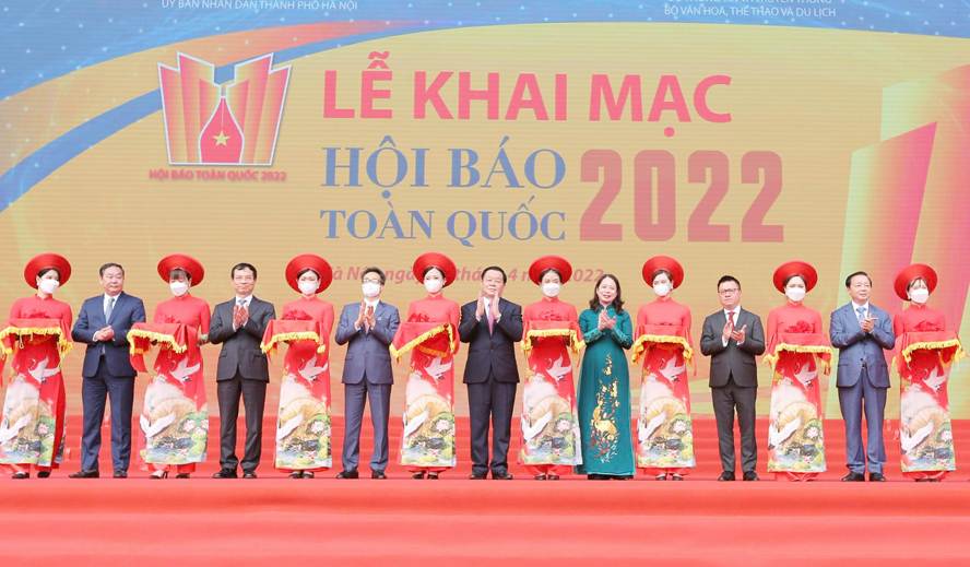 Các đại biểu cắt băng khai mạc Hội báo toàn quốc 2022