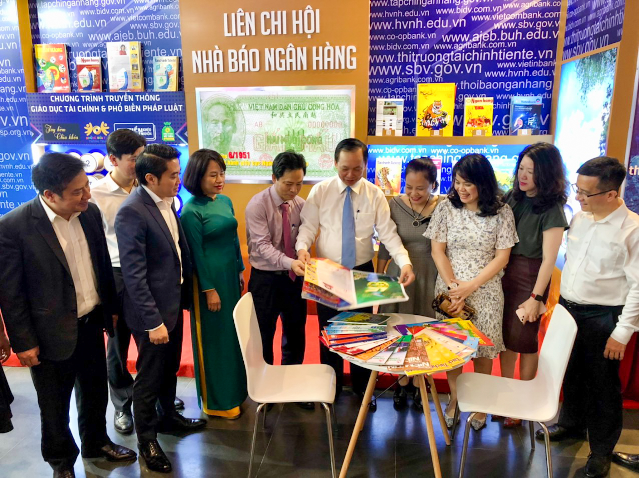 Phó Thống đốc Thường trực Đào Minh Tú thăm gian triển lãm báo chí ngành Ngân hàng