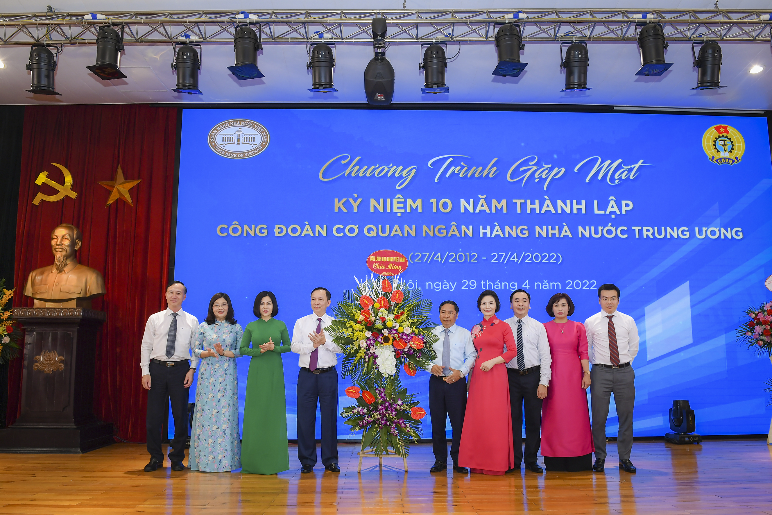 Phó Thống đốc Thường trực Đào Minh Tú - Chủ tịch Công đoàn NHVN chúc mừng 10 năm thành lập Công đoàn Cơ quan NHNN Trung ương