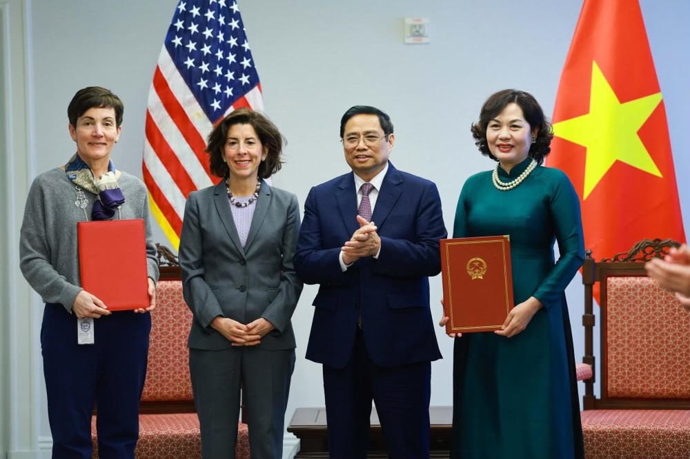 Thống đốc NHNN và Phó Chủ tịch cấp cao IFC Stephanie von Friedeburg trao Biên bản ghi nhớ với sự chứng kiến của Thủ tướng Chính phủ Phạm Minh Chính.