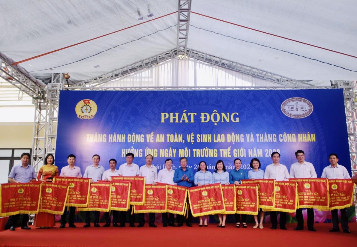 Tăng Cờ thi đua chuyên đề “Xanh - Sạch - Đẹp, Đảm bảo an toàn vệ sinh lao động” cho các tập thể xuất sắc