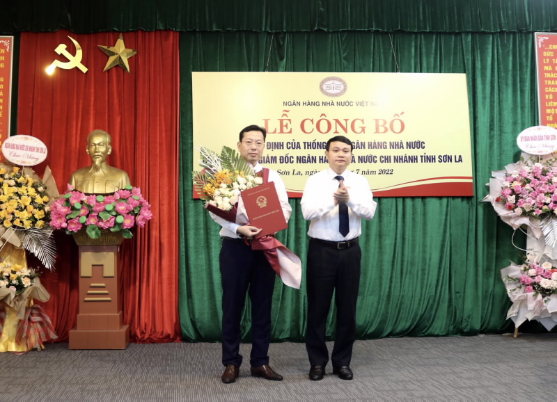 Mr. Dang Ngoc Hau, Member of the Provincial Party Committee, Vice Chairman of Son La Provincial People's Committee, hands over the SBV’s Appointment Decision to Mr. Le Cao Cuong