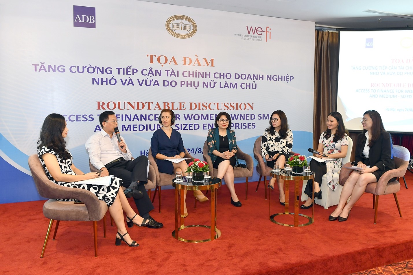 Các đại biểu tham gia thảo luận tại tọa đàm