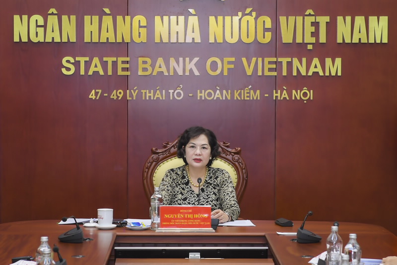 Governor Nguyen Thi Hong speaks at the Meeting