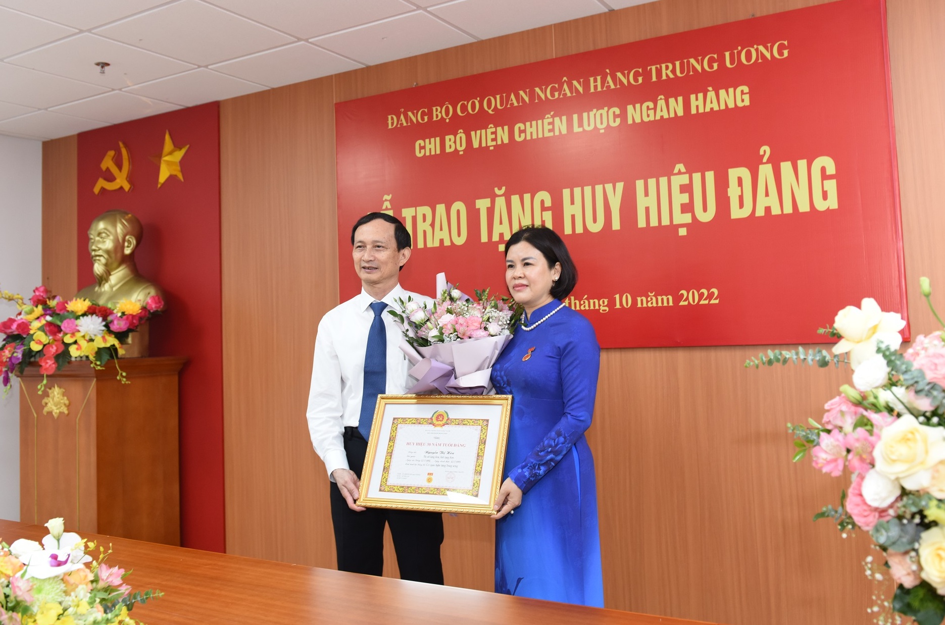 Đ/c Nguyễn Thị Hòa đón nhận Huy hiệu 30 năm tuổi Đảng