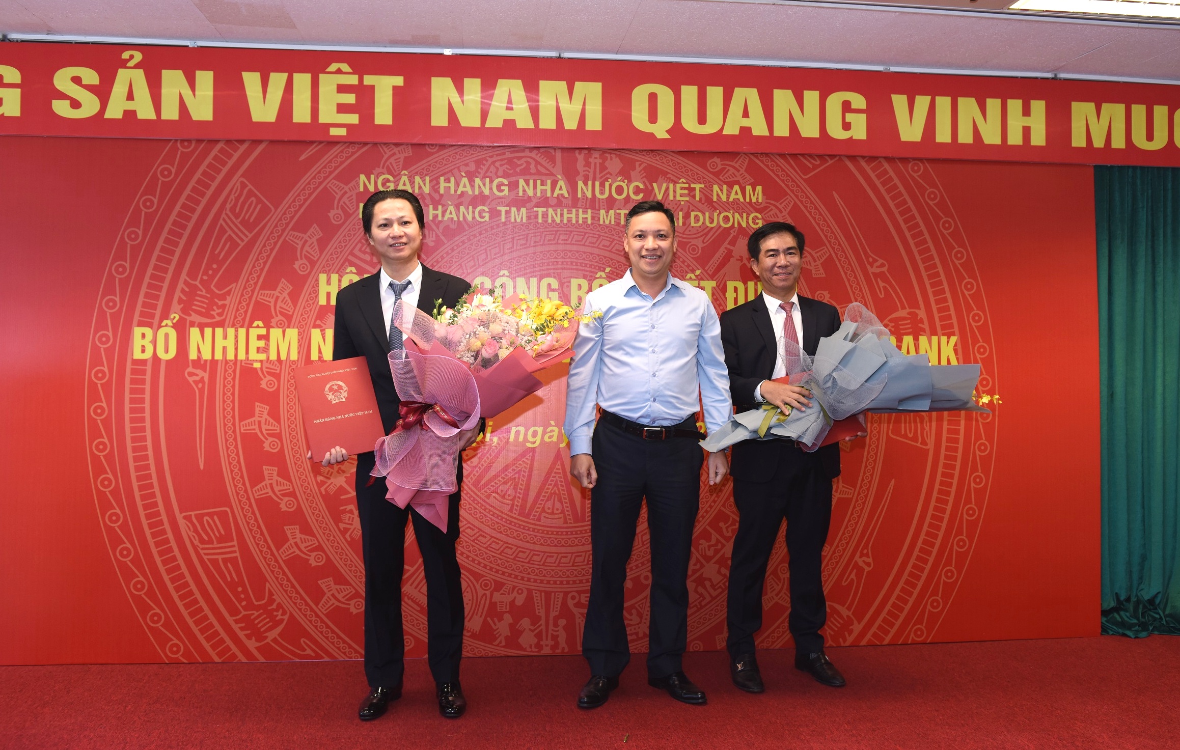 Các đồng chí được bổ nhiệm đón nhận Quyết định của Thống đốc NHNN