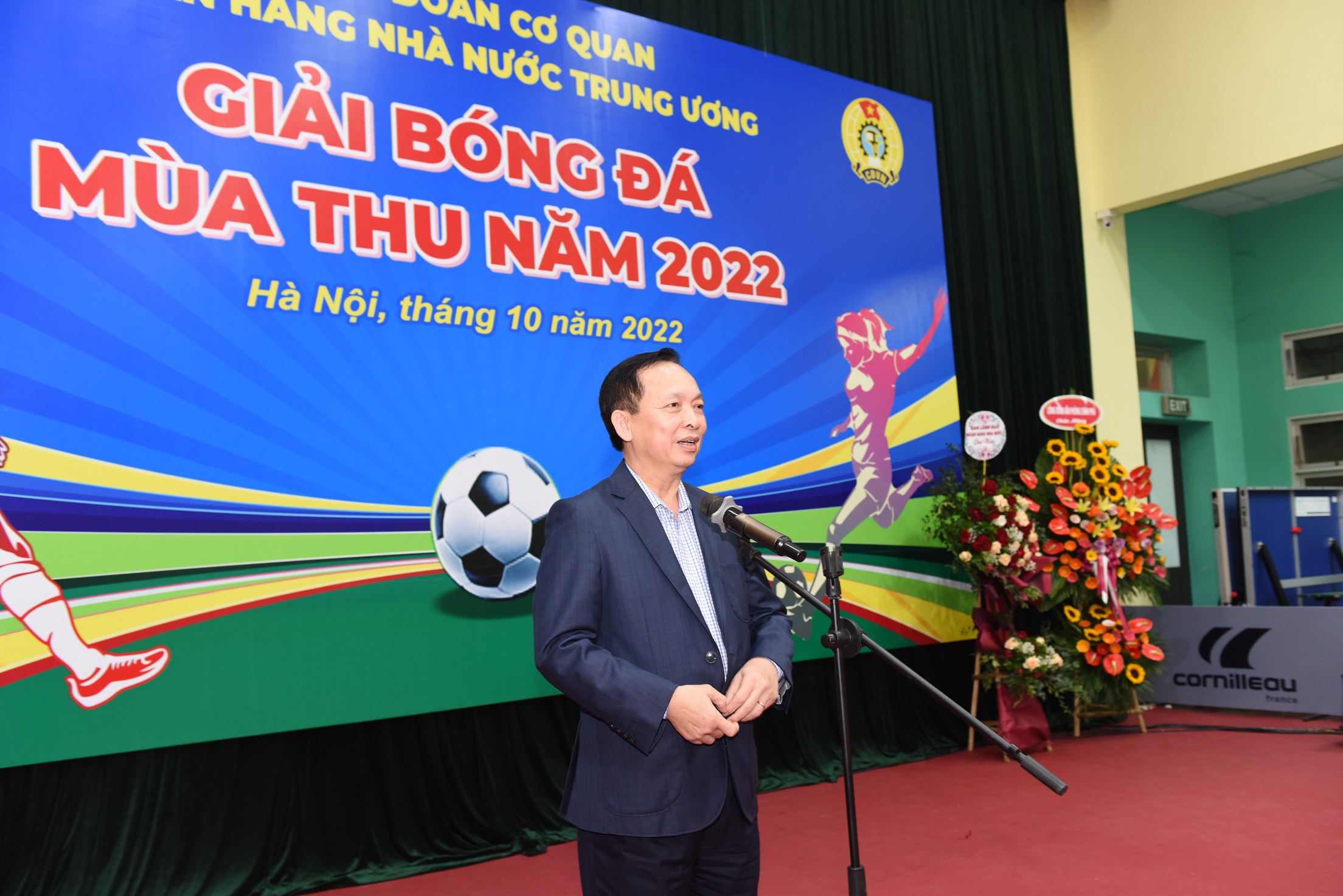 Phó Thống đốc Thường trực Đào Minh Tú chúc mừng Giải bóng đá