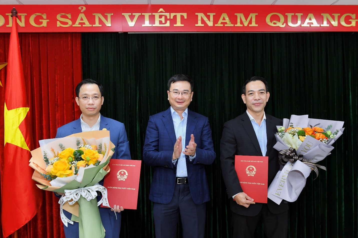 Phó Thống đốc NHNN Phạm Thanh Hà trao Quyết định cho ông Đào Văn Hà và ông Nguyễn Phi Lân