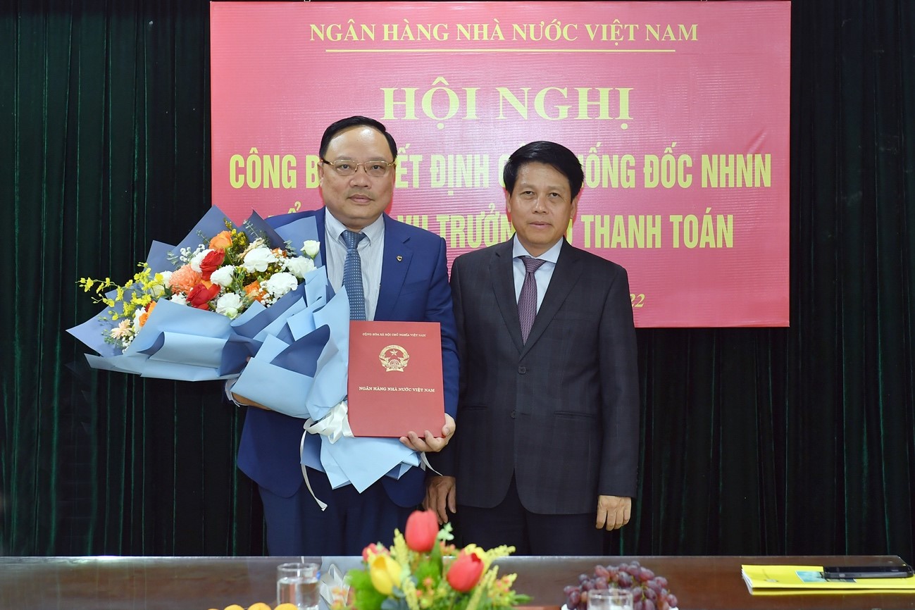 Phó Thống đốc NHNN Phạm Tiến Dũng trao Quyết định cho ông Phạm Anh Tuấn.