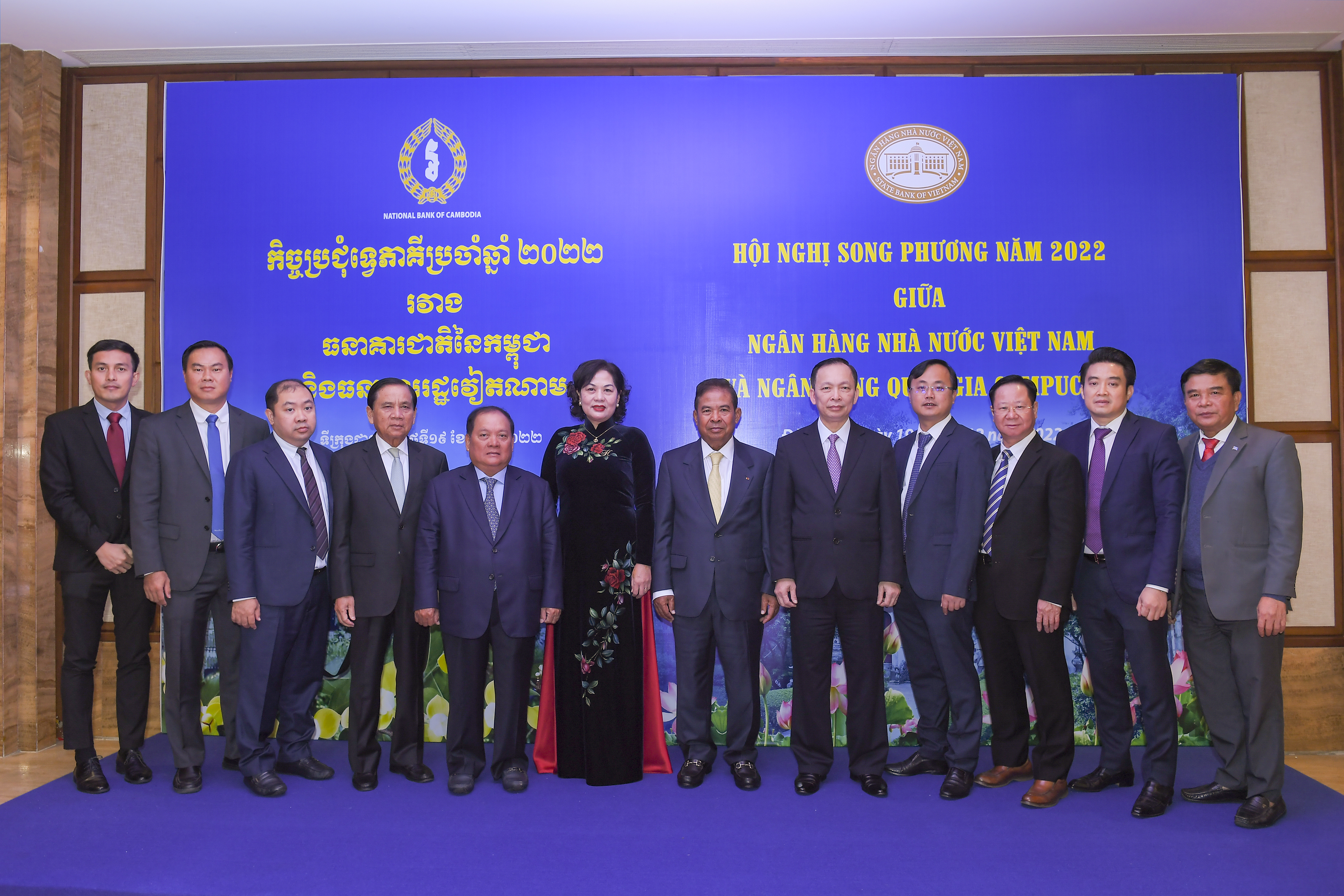 Thống đốc NHNN Nguyễn Thị Hồng và Thống đốc NHQG Campuchia Chea Chanto cùng các đại biểu tham dự Hội nghị song phương