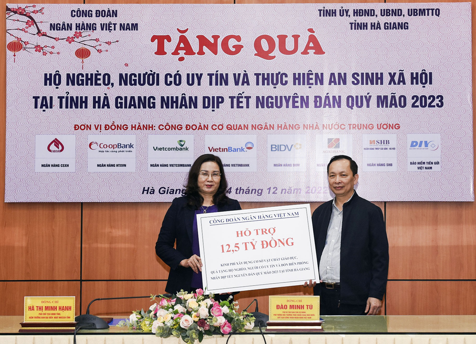 Phó Thống đốc thường trực Đào Minh Tú- Chủ tịch Công đoàn NHVN trao quà an sinh - xã hội cho lãnh đạo UBND tỉnh Hà Giang