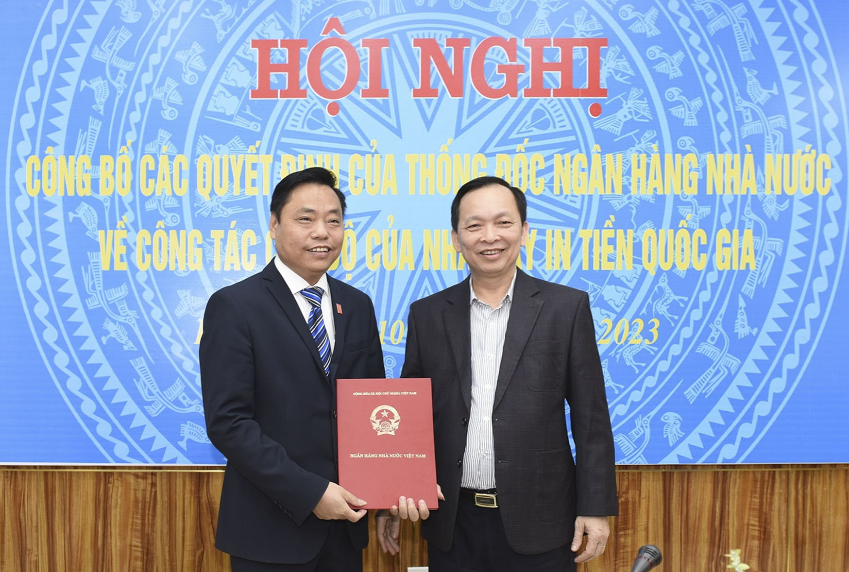 Phó Thống đốc Đào Minh Tú trao Quyết định bổ nhiệm cho ông Nguyễn Văn Long