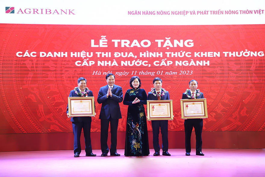 Thống đốc Nguyễn Thị Hồng trao tặng các danh hiệu thi đua cấp nhà nước cho các tập thể, cá nhân