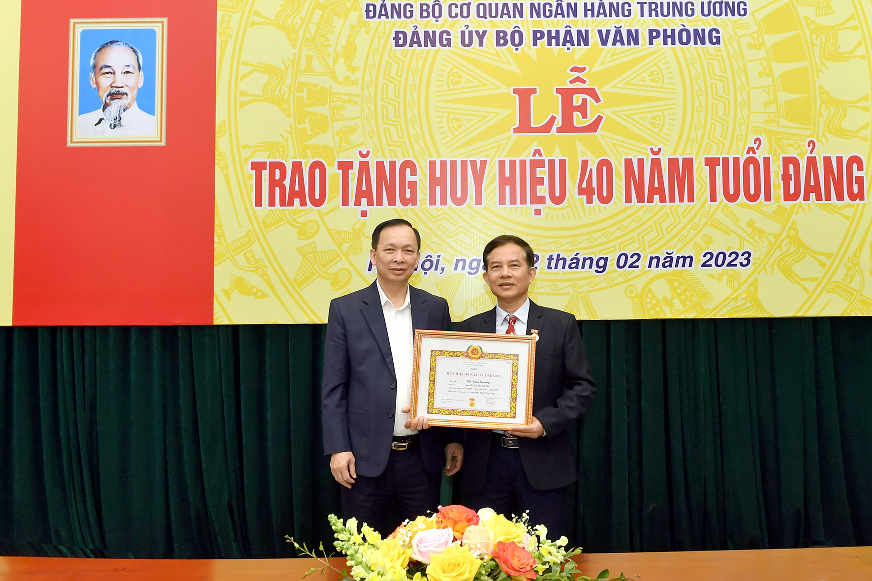Phó Thống đốc thường trực NHNN Đào Minh Tú trao Huy hiệu 40 năm tuổi Đảng cho đảng viên Vũ Văn Quảng