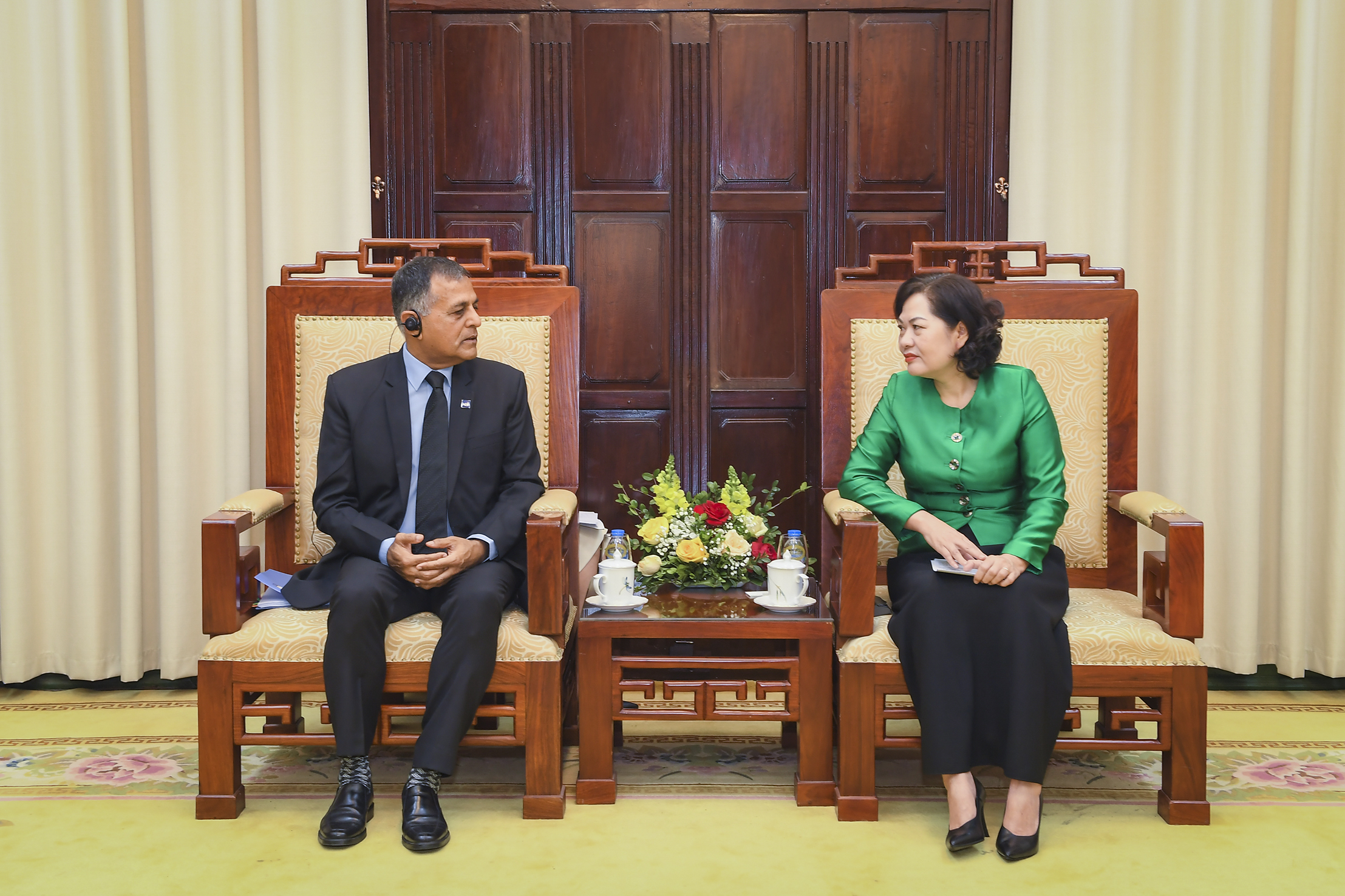 SBV Governor Nguyen Thi Hong meets ADB Vice President Askhok Lavasa.