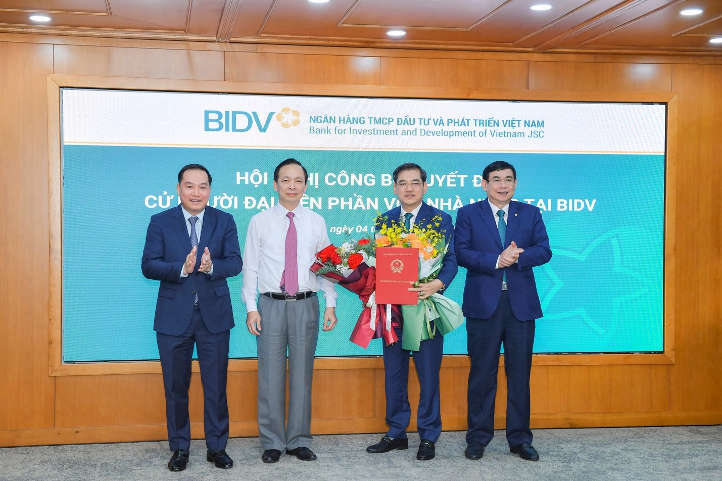 Phó Thống đốc thường trực NHNN Đào Minh Tú, Phó Bí thư Đảng ủy khối DNTW Hồ Xuân Trường trao Quyết định cho ông Đặng Văn Tuyên