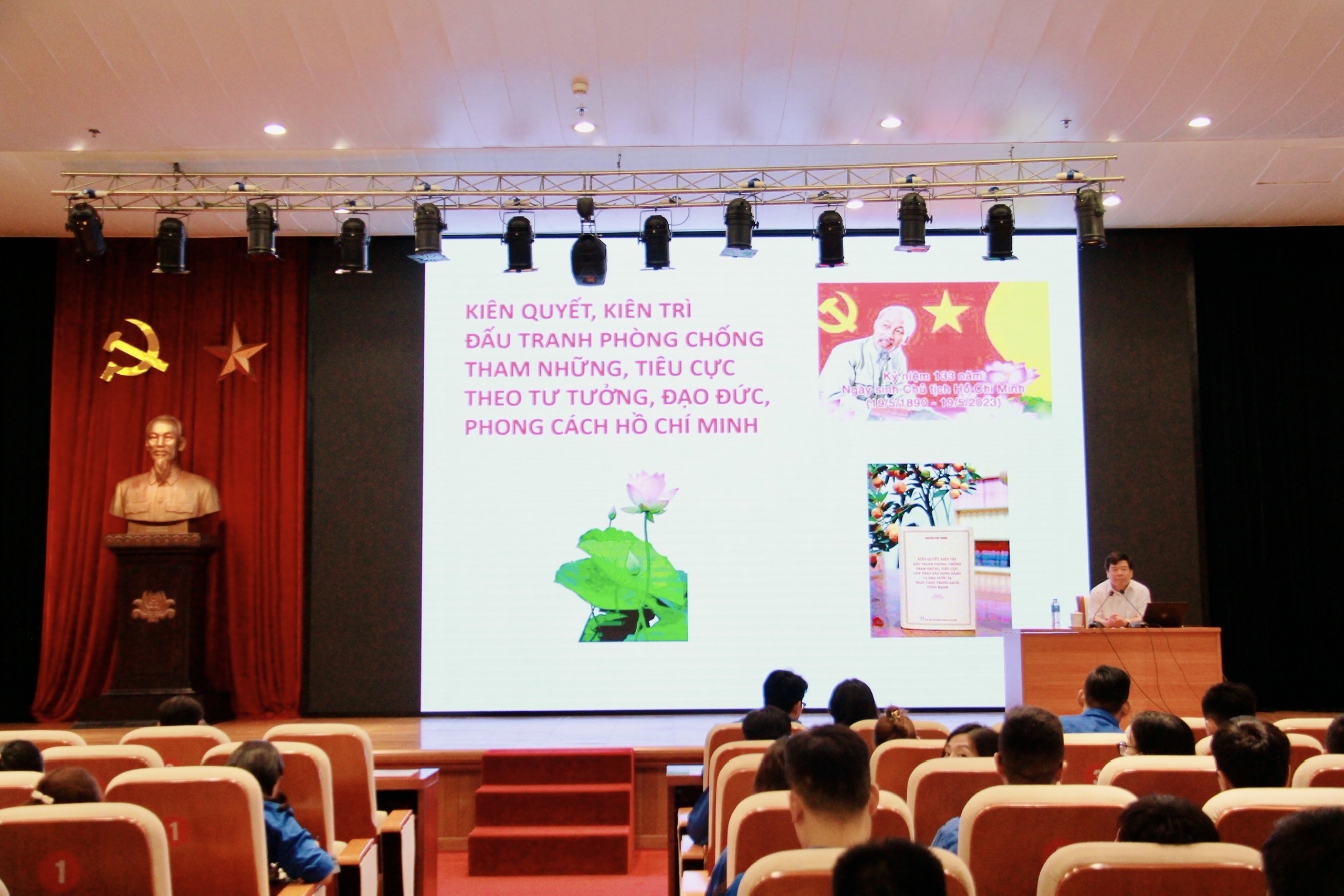 PGS.TS. Nguyễn Viết Thảo - Uỷ viên Hội đồng Lý luận Trung ương trình bày chuyên đề tại Hội nghị
