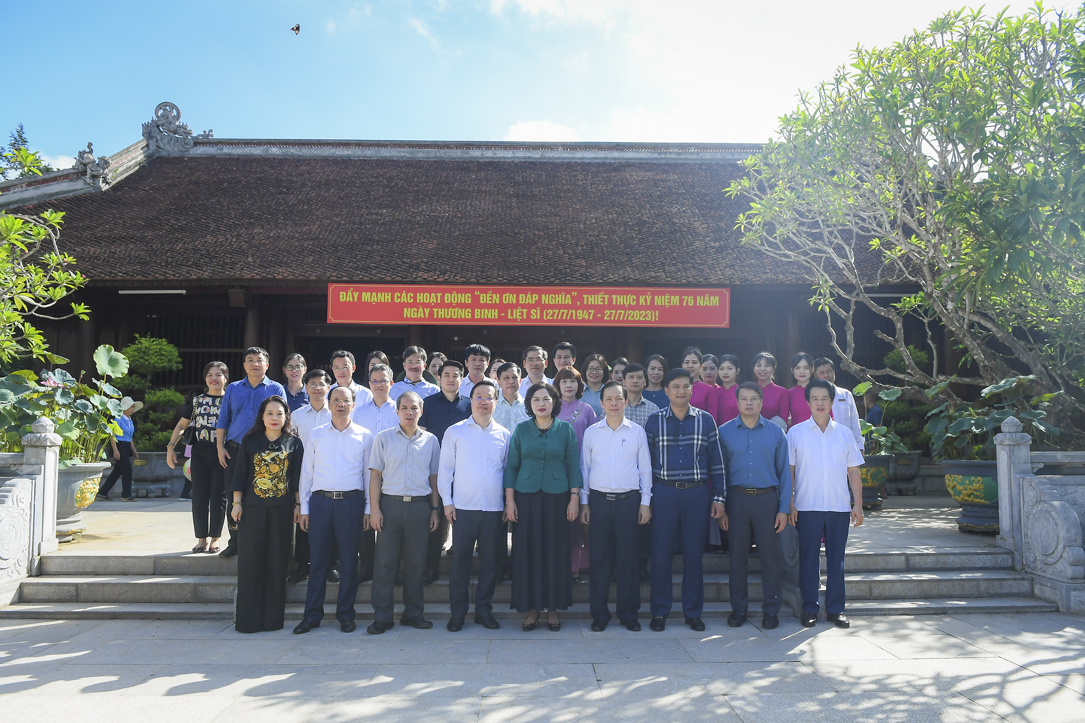 Đoàn công tác Ngành Ngân hàng tri ân các Anh hùng liệt sĩ tại các tỉnh miền Trung