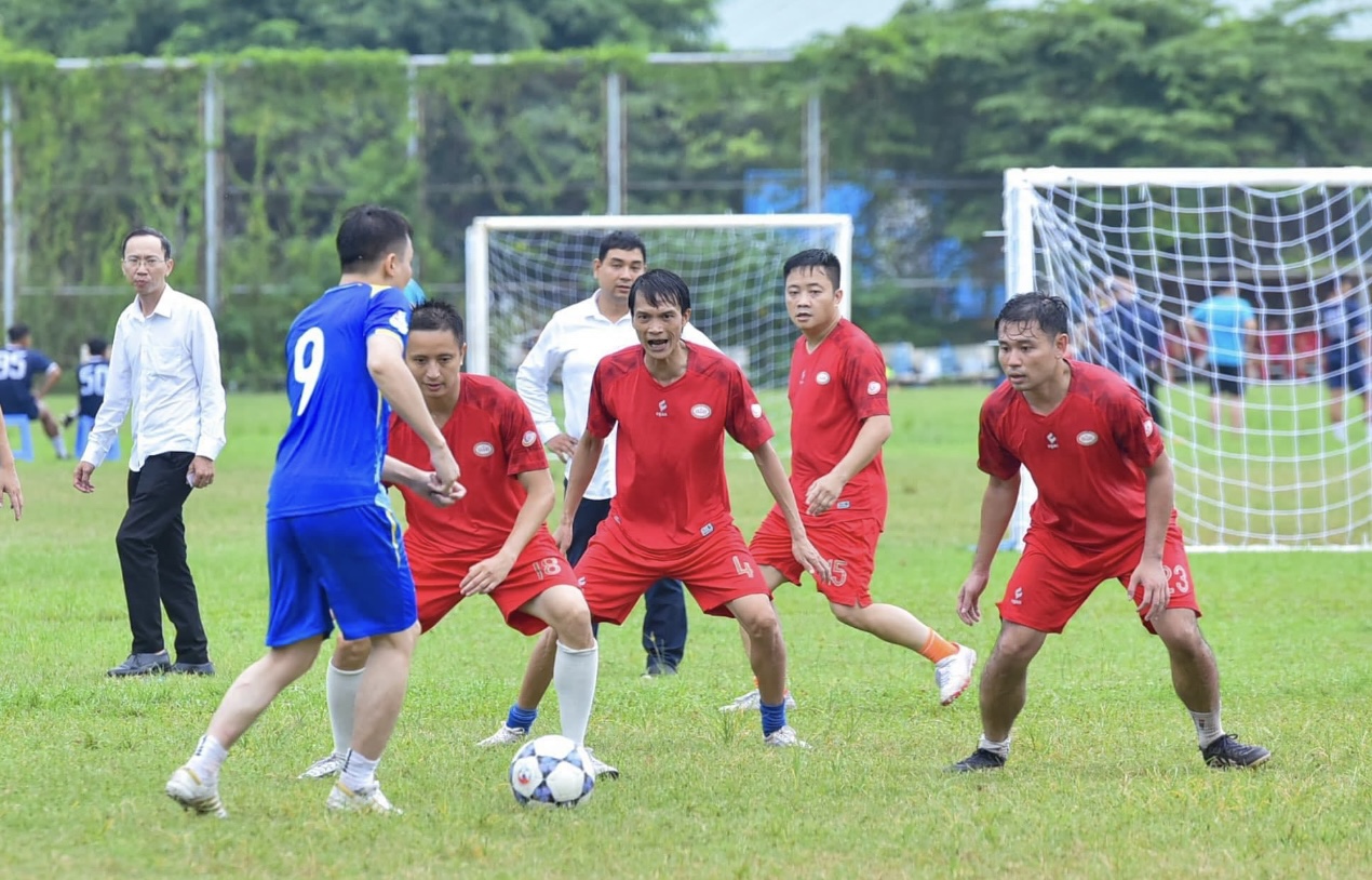Bắt đầu thi đấu vòng loại bóng đá Nam