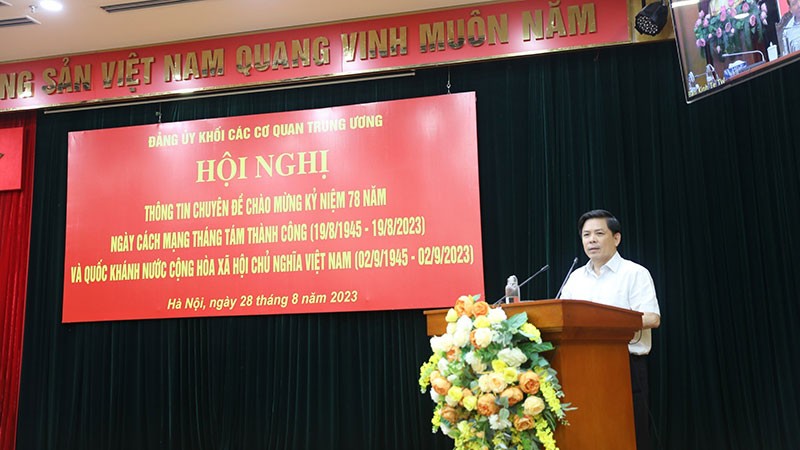 Đ/c Nguyễn Văn Thể - Ủy viên BCH Trung ương Đảng, Bí thư Đảng ủy Khối phát biểu tại Hội nghị