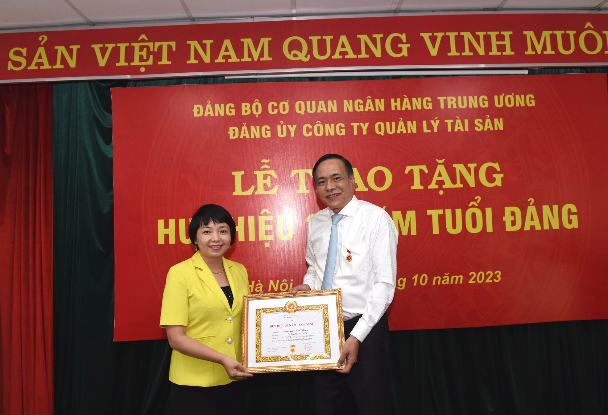 Đ/c Nguyễn Tiến Đông đón nhận Huy hiệu 30 năm tuổi Đảng
