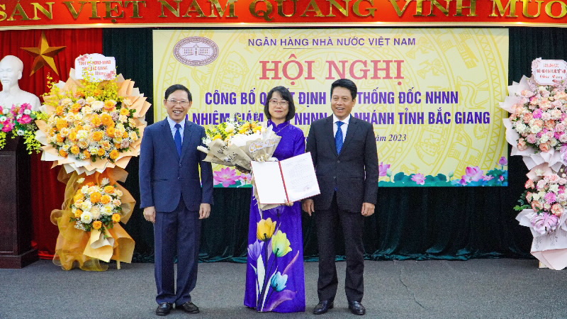 Deputy Governor Pham Tien Dzung and Chairman of Bac Giang Provincial People's Committee hand over the SBV Governor’s Appointment Decision of Director of the SBV Bac Giang provincial branch to Ms. Le Thi Hoang Ha