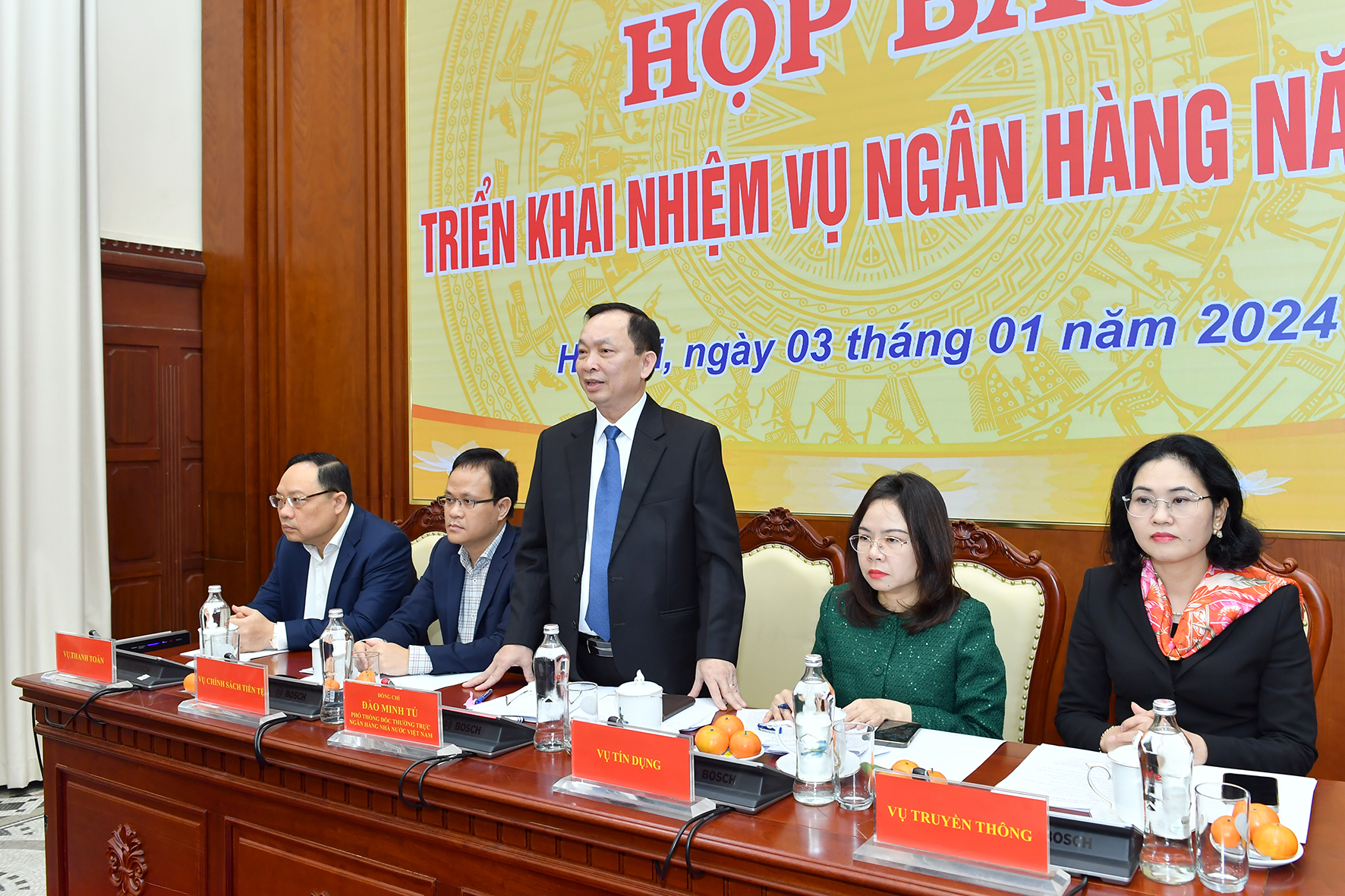 Phó Thống đốc Thường trực NHNN Đào Minh Tú chủ trì họp báo