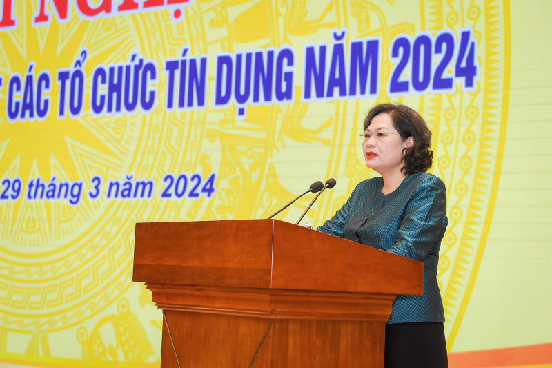 Governor Nguyen Thi Hong speaks at the Conference