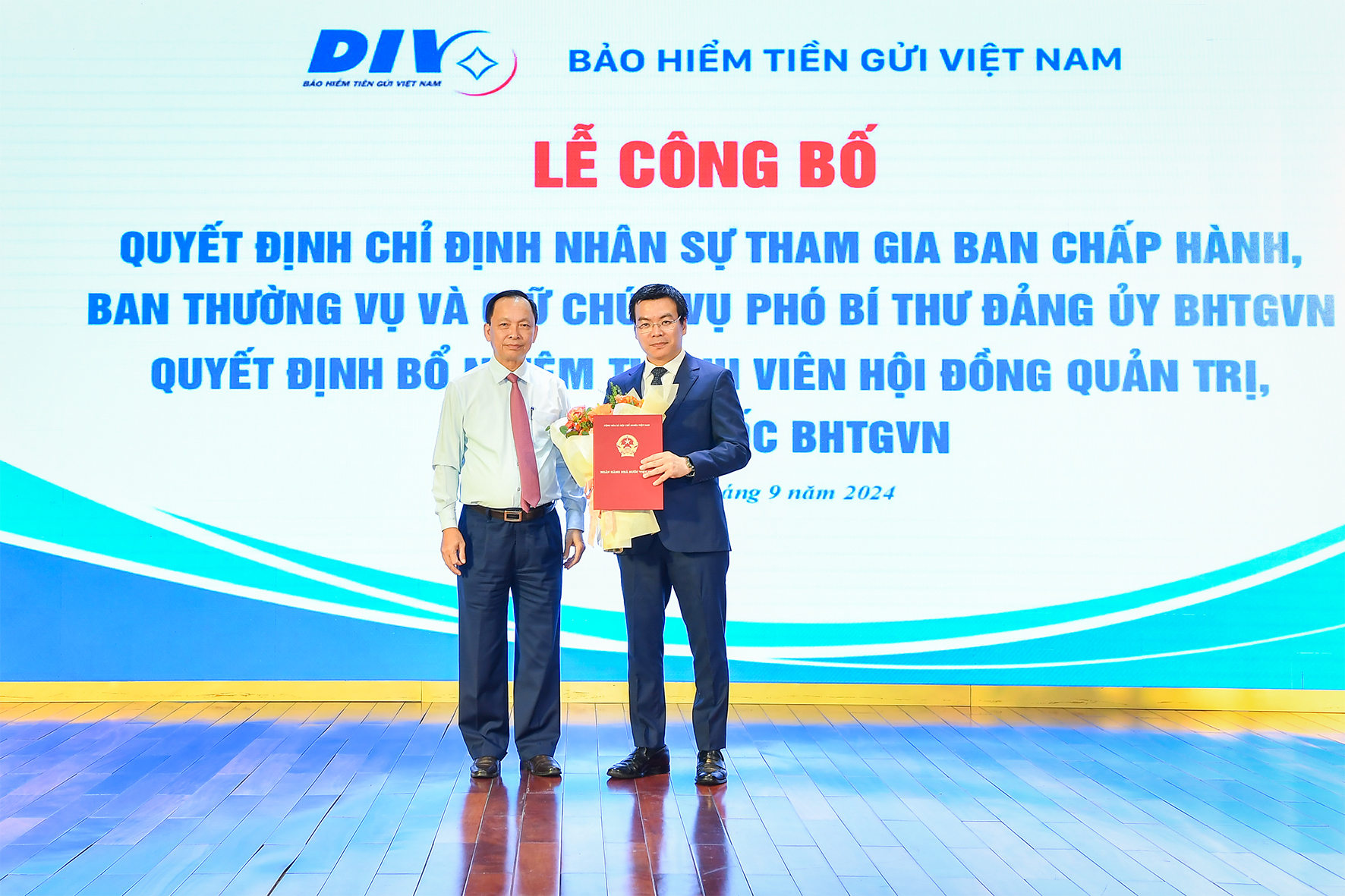 Phó Thống đốc thường trực Đào Minh Tú trao Quyết định bổ nhiệm cho ông Đặng Duy Cường