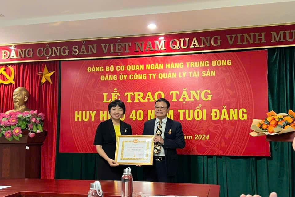 Trao tặng Huy hiệu 40 năm tuổi Đảng cho đảng viên Nguyễn Nam Anh