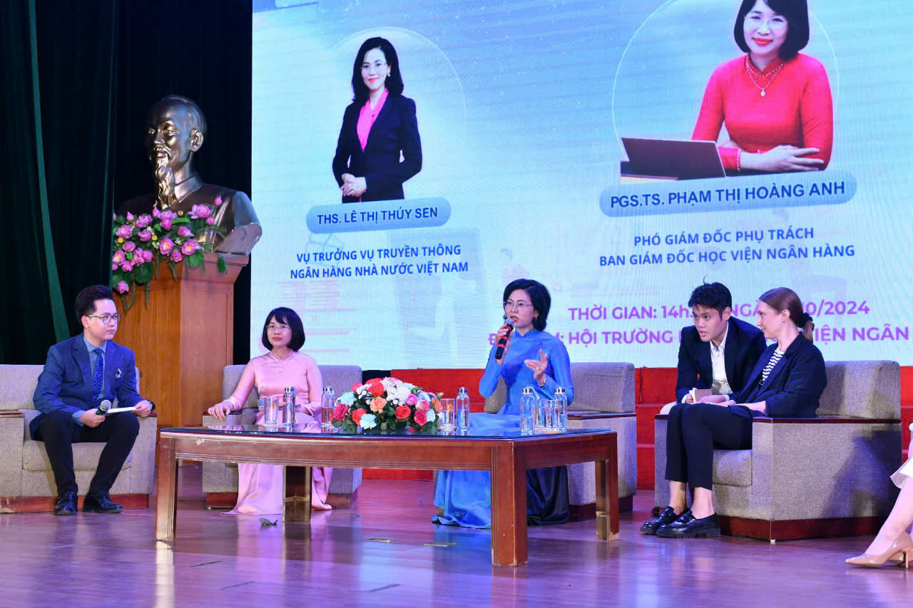 Các diễn giả khách mời chia sẻ tại Tọa đàm "Giáo dục tài chính cho sinh viên”