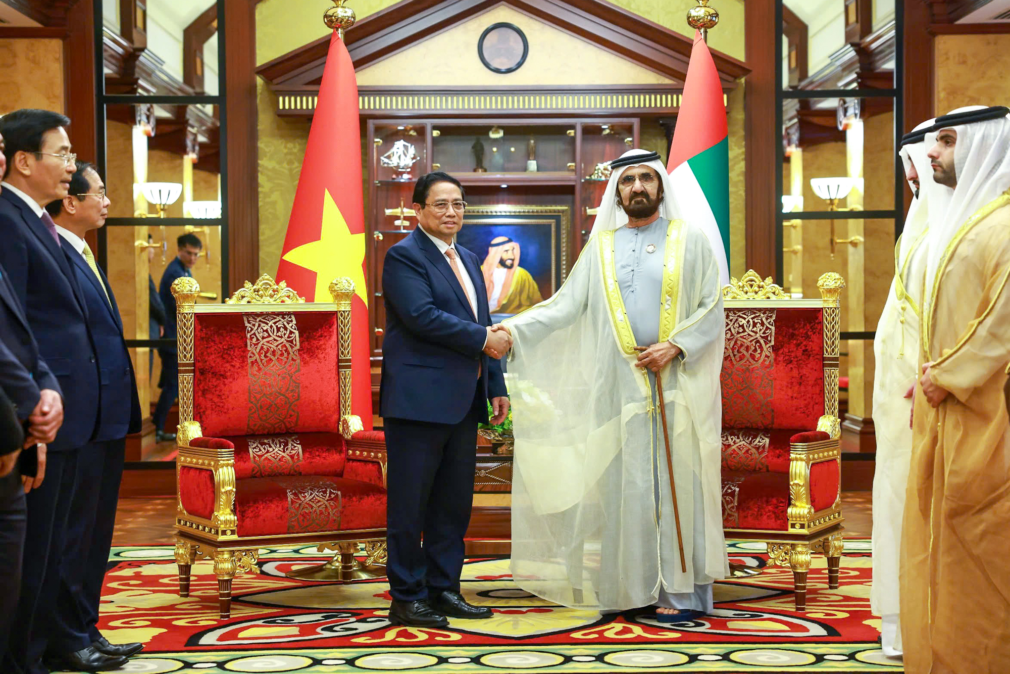 Thủ tướng Chính phủ Phạm Minh Chính và Phó Tổng thống kiêm Thủ tướng UAE Sheikh Mohammed bin Rashid Al Maktoum - Ảnh: VGP/Nhật Bắc