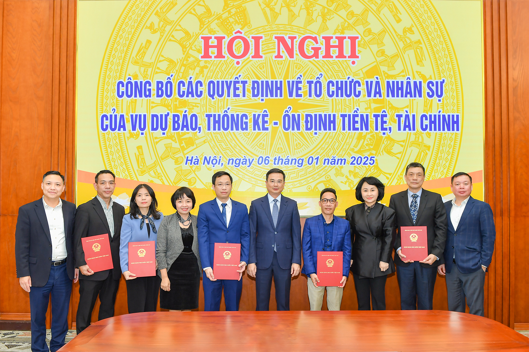 Các đồng chí đón nhận Quyết định điều động, bổ nhiệm