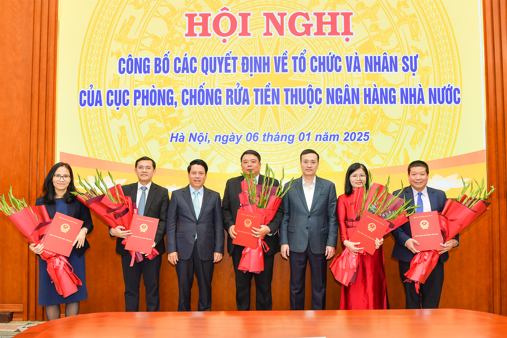 Các đồng chí đón nhận Quyết định điều động, bổ nhiệm