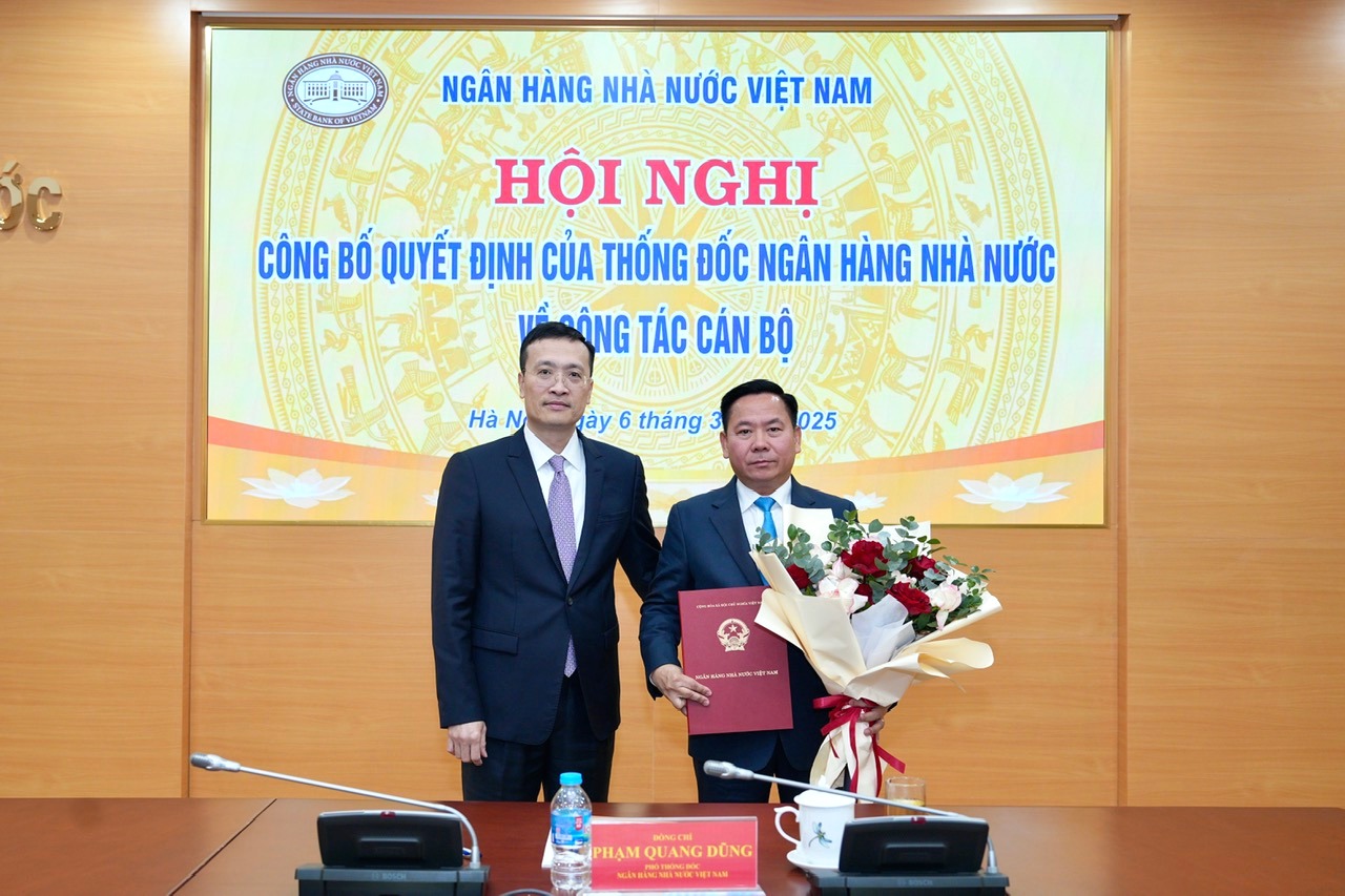 Phó Thống đốc Phạm Quang Dũng trao Quyết định cho ông Lại Hữu Phước