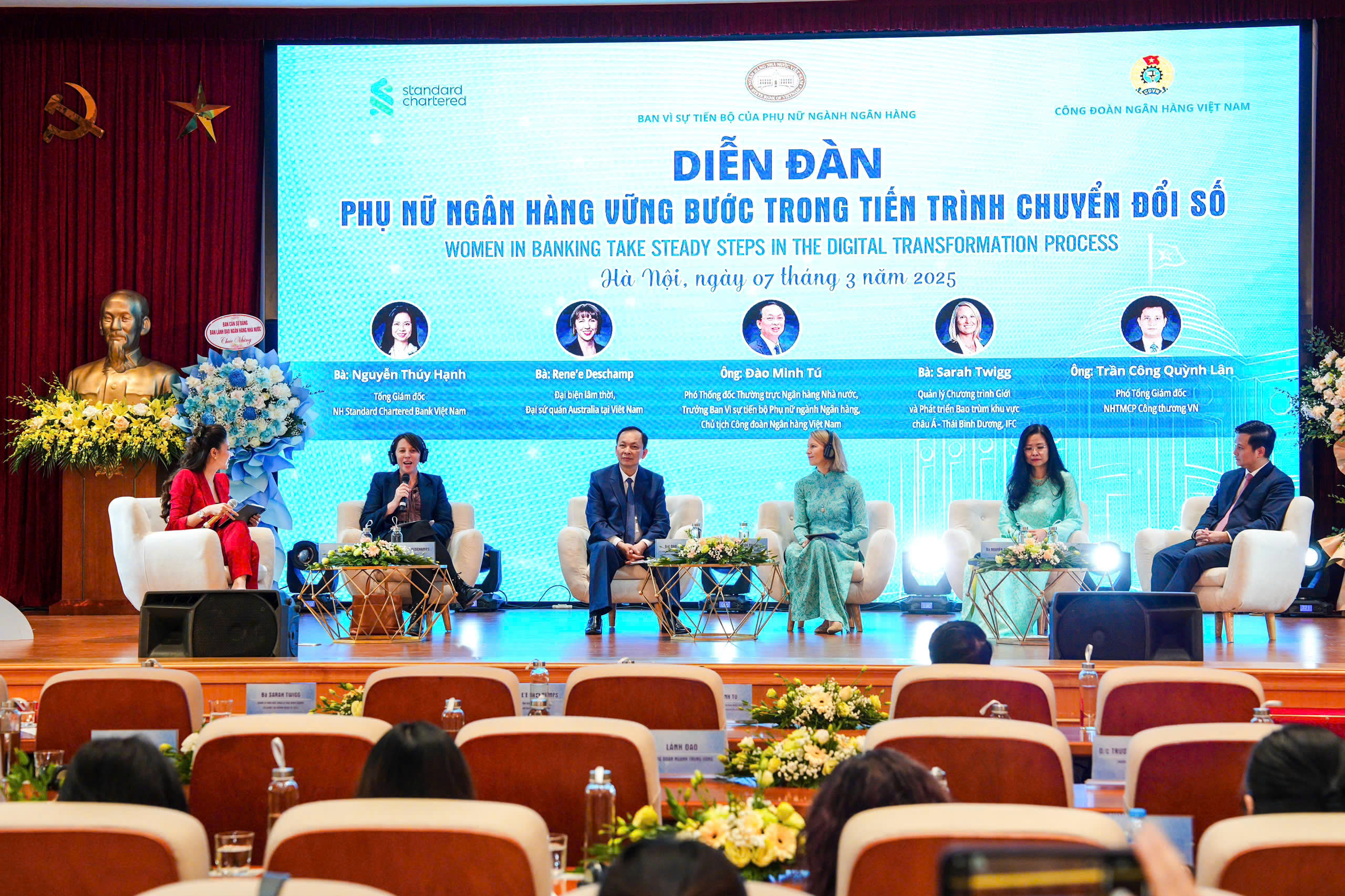 Phó Thống đốc Thường trực NHNN Đào Minh Tú, các chuyên gia, diễn giả trao đổi các nội dung liên quan đến chủ đề Phụ nữ ngân hàng vững bước trong tiến trình chuyển đổi số