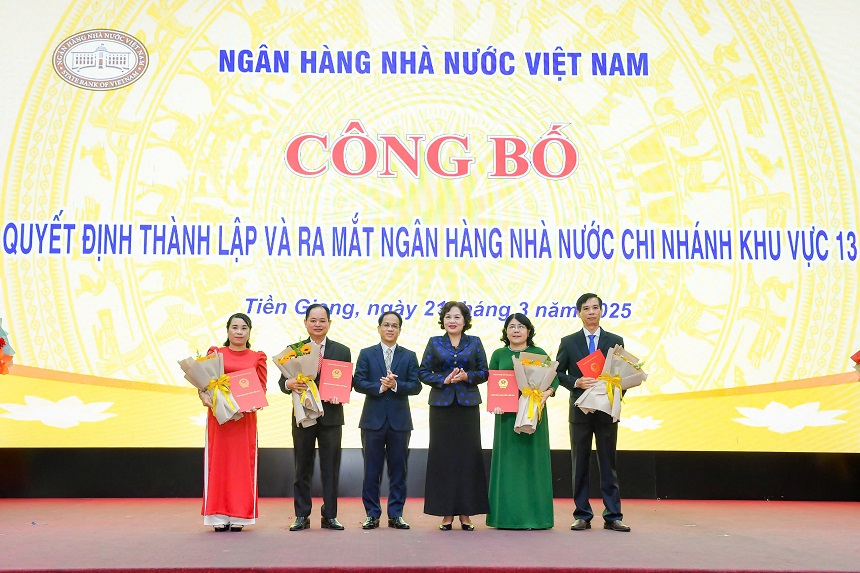 Thống đốc Nguyễn Thị Hồng trao quyết định cho các đồng chí giữ chức vụ Phó giám đốc NHNN chi nhánh Khu vực 13