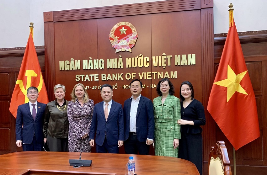 Phó Thống đốc Nguyễn Ngọc Cảnh và Đoàn WB chụp ảnh lưu niệm
