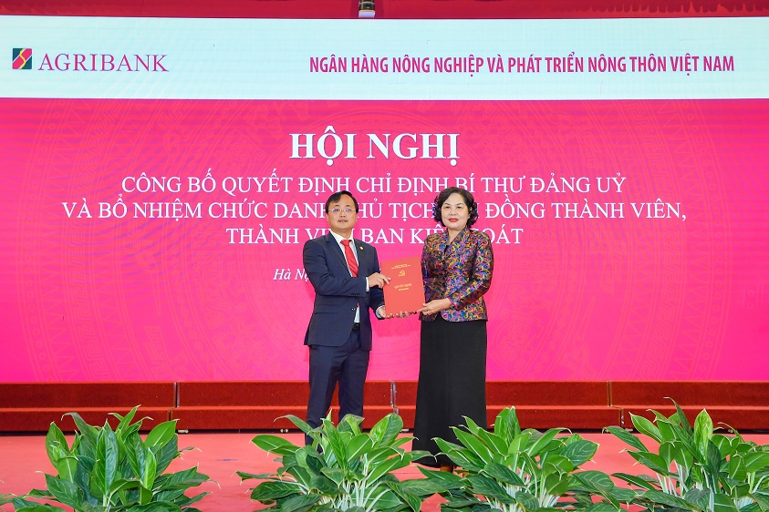 Thống đốc NHNN Nguyễn Thị Hồng trao Quyết định bổ nhiệm Chủ tịch Hội đồng Thành viên Agribank cho đồng chí Tô Huy Vũ