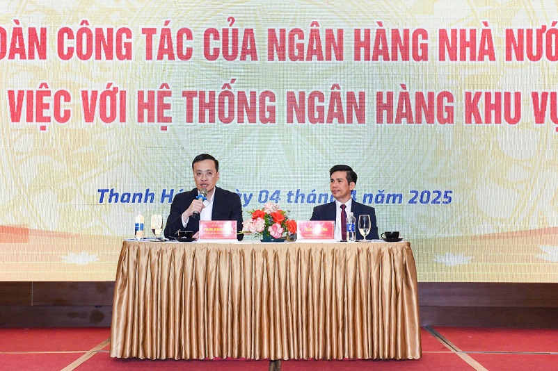 Phó Thống đốc Phạm Quang Dũng và Giám đốc NHNN Khu vực 7 Trần Thế Hùng tại buổi làm việc